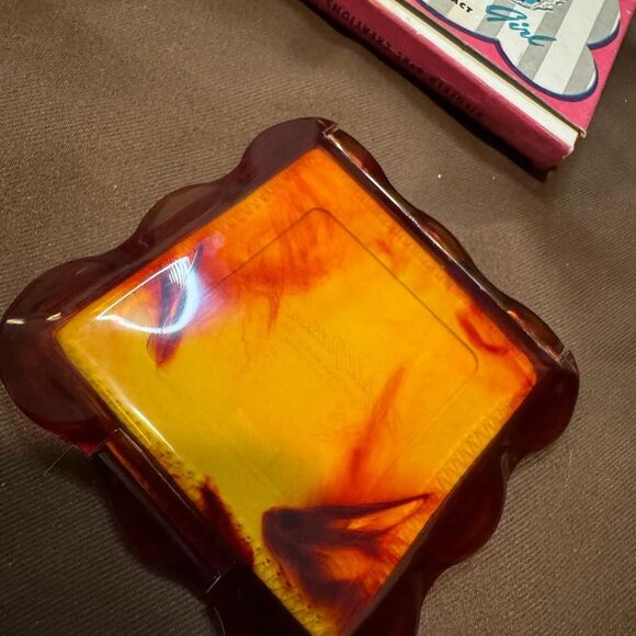 Pink and Blue Vintage Compact with Dancing Figures - Picture 6 of 7